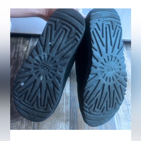 TWO pair UGG short boots classic black/chocolate brown Bailey wood button sz 6 - Picture 11 of 15